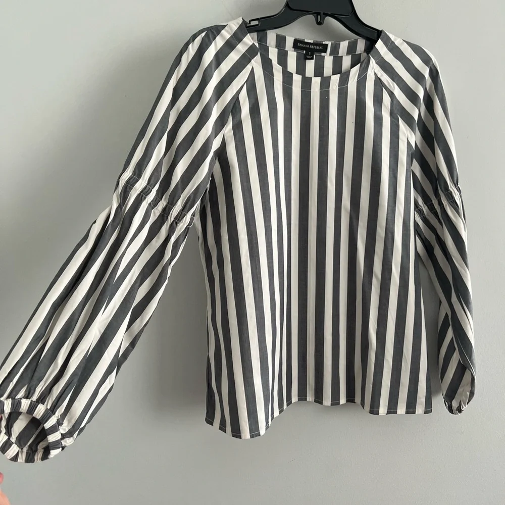 BANANA REPUBLIC Puff Sleeve Striped Blouse | Gray & White | Size Small - Picture 4 of 9
